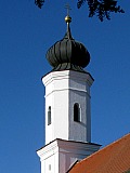 Kirche in A... neben einem großen Wirtshaus
