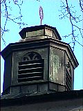 Diese Kapelle ist im Inneren mit Rinden, Steinen und Muscheln geschmückt 