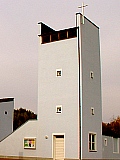 eine evangelische Kirche  mit Turm und Glocken  aber ohne Kirchenschiff